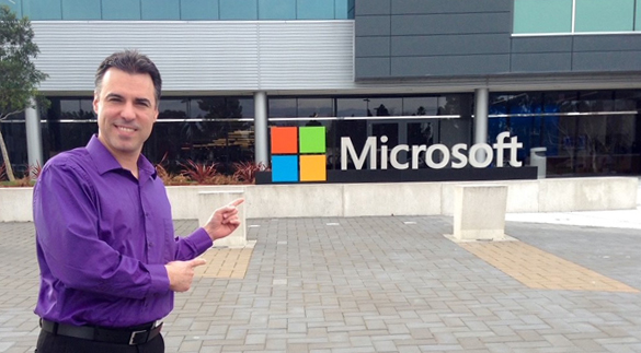 Datron Dynamics的销售和营销副总裁Bob Murphy，访问Microsoft Lab。